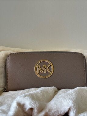 Michael Kors Zip-Around Wallet – Taupe / Mushroom Saffiano Leather